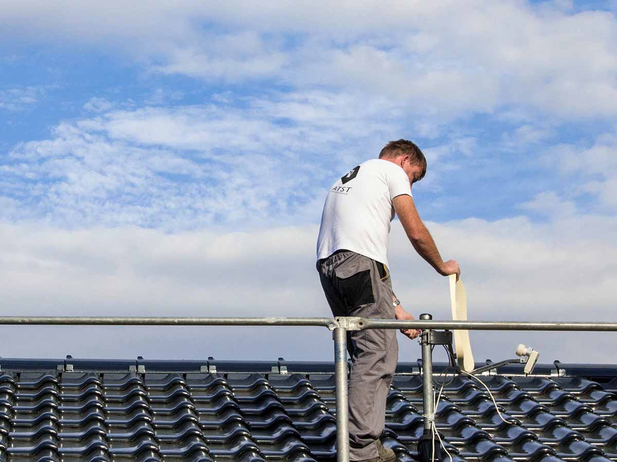 Montage von Satellitanlagen